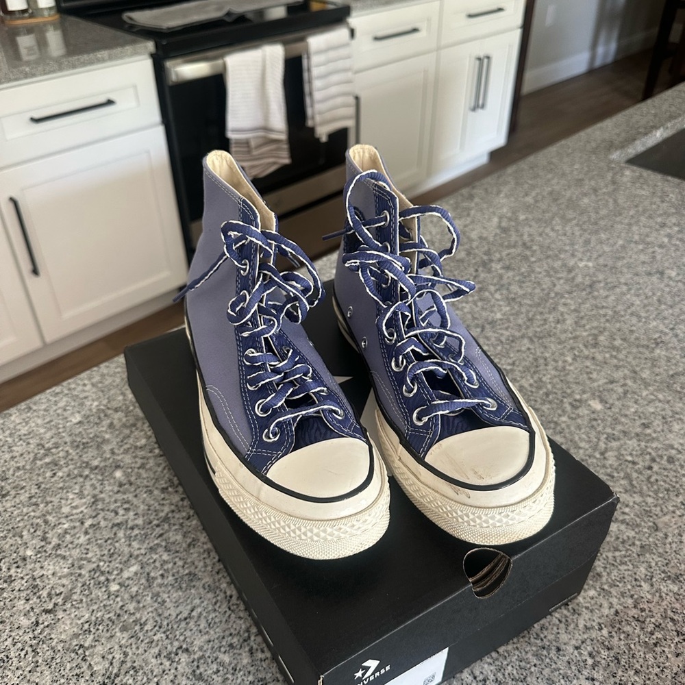 Converse High-Tops in Purple - Accented laces and logo detailing